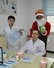 中大医患欢度圣诞:小小平安果,情暖患者心